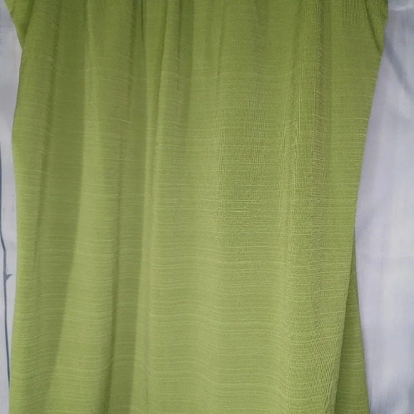 B.wear sleeveless V-neck top with wooden beads neckline - Picture 7 of 7